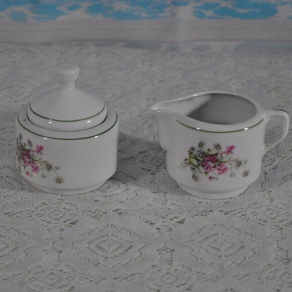 Teapot / Coffee Pot Cream & Sugar and 5 Cups and Saucers made in Yugoslavia - Picture 3 of 7